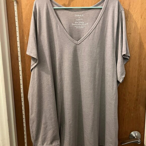 Size 5(5X) - Torrid - Light Gray V-Neck Classic Fit T-Shirt - Picture 1 of 5